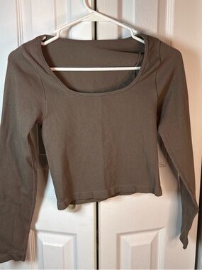 Ribbed Scoop-Neck Long Sleeve Crop Top in Taupe